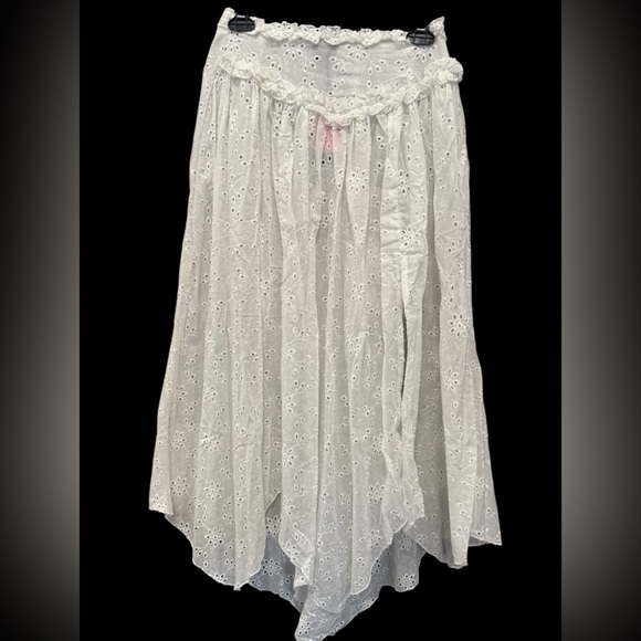 PrettyLittleThing Eyelet handkerchief Maxi Skirt - Picture 2 of 4